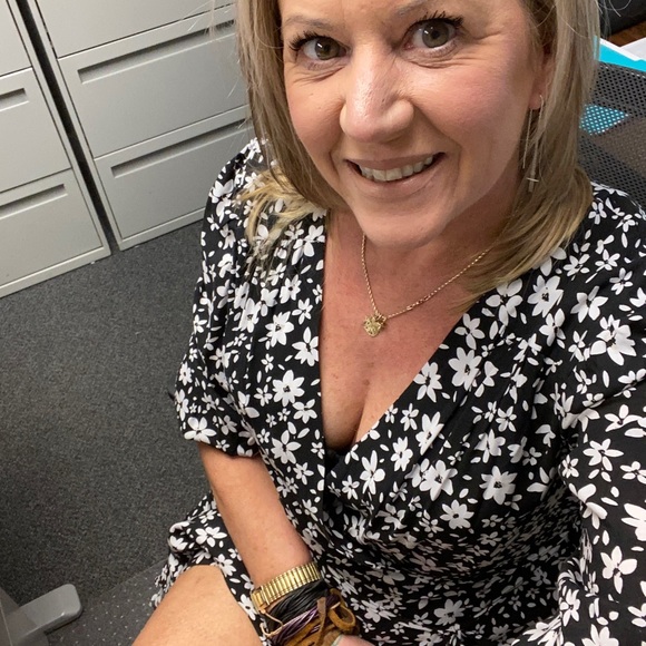 Lulu’s V-neck Lace Dress - Picture 7 of 7